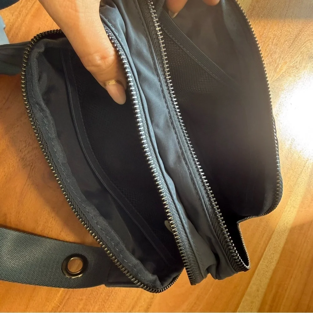 Stylish Black Crossbody Bag - Picture 3 of 3